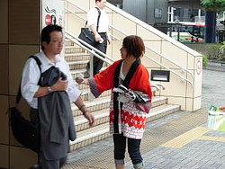 ＪＲ品川駅前で「マイ箸」を無料配布しました。